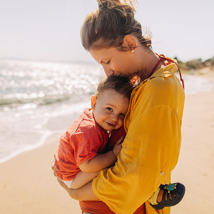 Urlaub am Strand mit Neugeborenen: Tipps für einen sicheren Urlaub